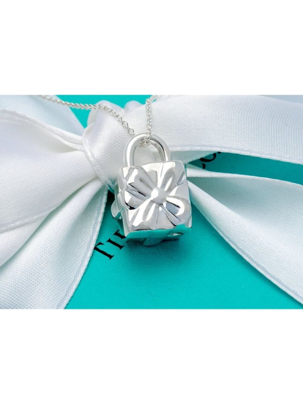 Tiffany & Co Pendant Bow Gift Box Present Lock Necklace in Silver on a 16" Chain